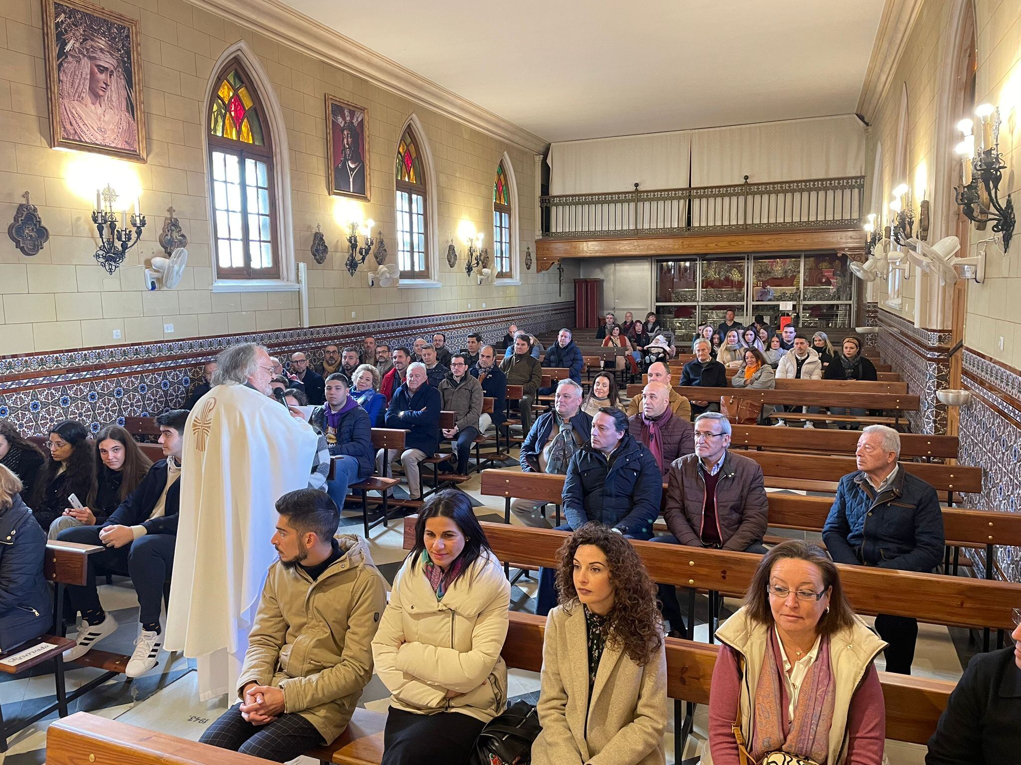 Eucaristía celebrada durante el encuentro de los antiguos alumnos en el colegio.