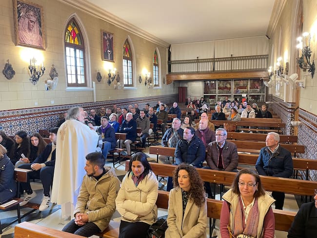 Eucaristía celebrada durante el encuentro de los antiguos alumnos en el colegio.