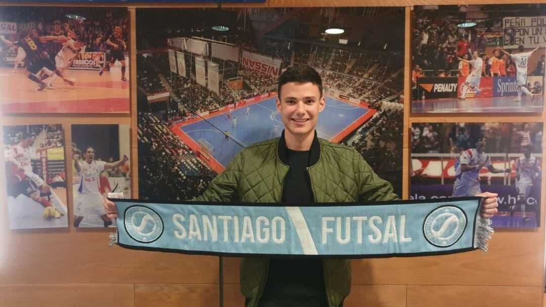 Nito, el primer fichaje del Santiago Futsal de cara a la próxima temporada, posa con la bufanda de su nuevo equipo en las oficinas del club en el Multiusos Fontes do Sar