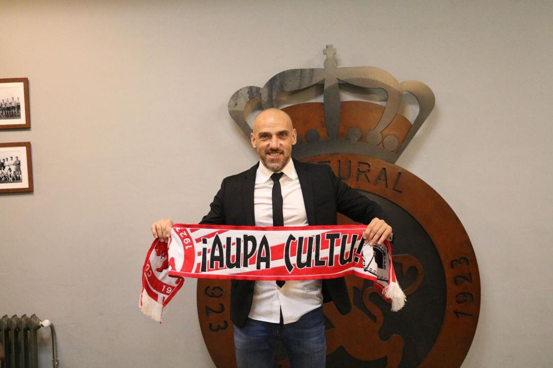 Primer día de Cabello como entrenador de la Cultural