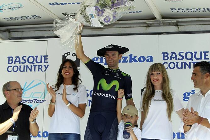 El ciclista murciano celebra en el podium su segundo triunfo en la Clásica San Sebastian