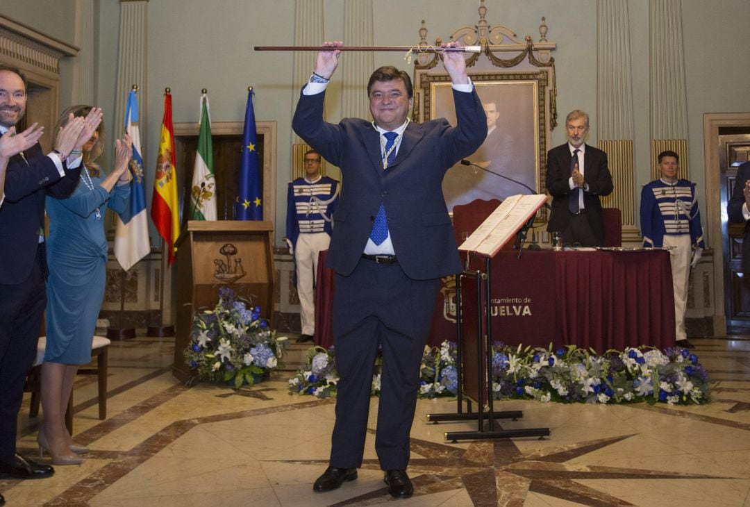 Gabriel Cruz con el bastón de mando del Ayuntamiento de Huelva. 