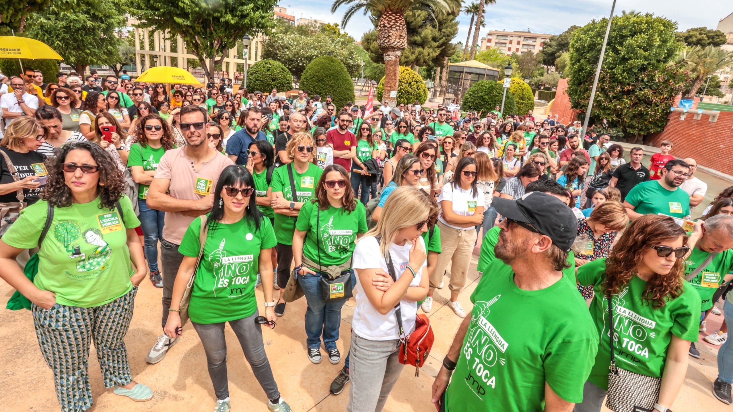 Multitud de docentes, familias y alumnos se han dado cita en el parque 9 de octubre de Petrer