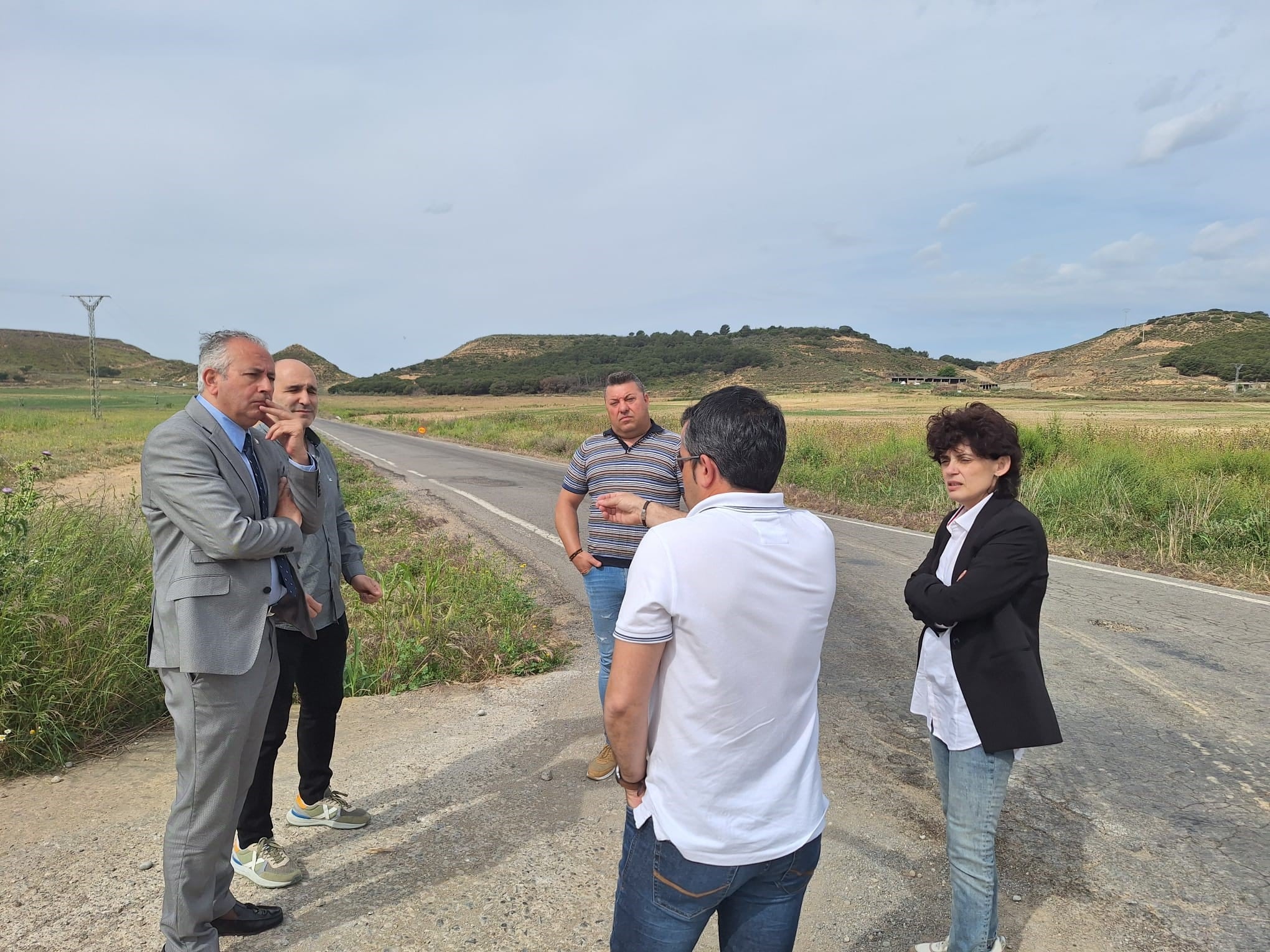 Carlos Campo con miembros de la plataforma ciudadana por la carretera Albalate-Esplús
