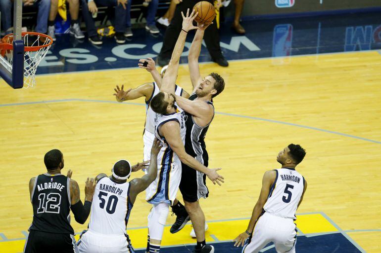 Marc Gasol intenta poner un tapón a su hermano Pau