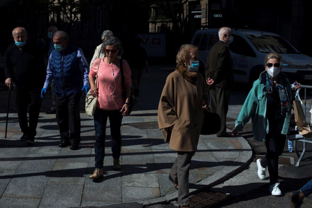 Vecinos de Ourense paseando con mascarilla