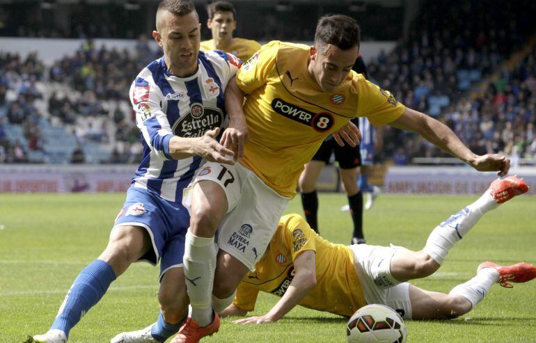 El centrocampista del Espanyol, Lucas Vázquez, disputa el balón al centrocampista argentino del Deportivo de La Coruña, Luis Fariña