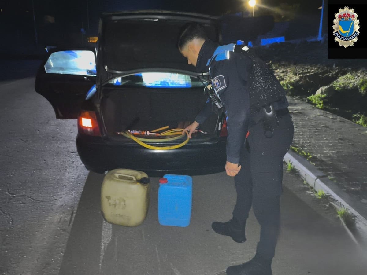 Detenidos dos hombres mientras intentaban robar el gasoil de una máquina de obra en Dorrón