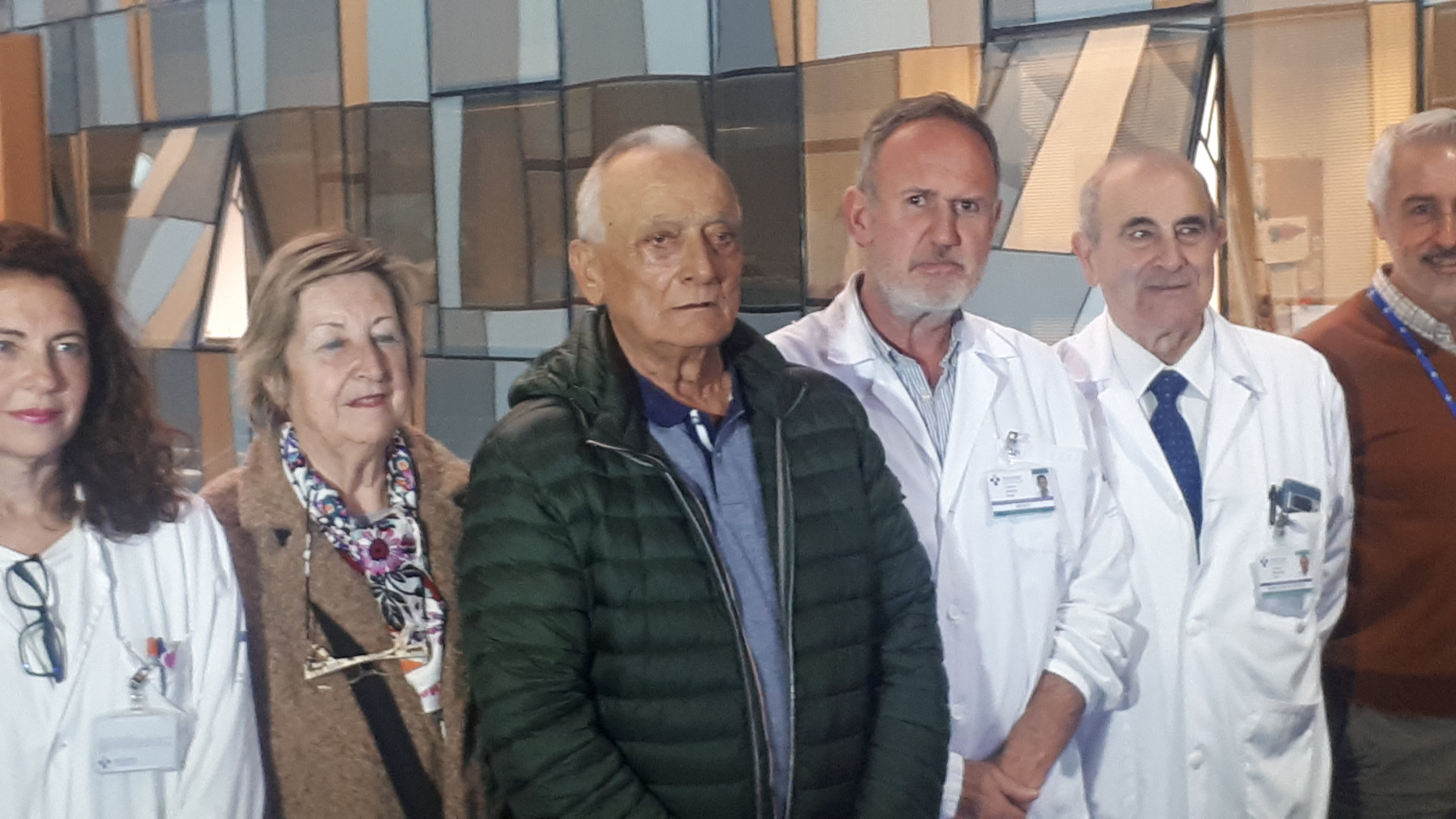 Antonio Álvarez Álvarez, primer paciente tratado mediante LDF Aféresis, rodeado del equipo médico que le trata en el HUCA