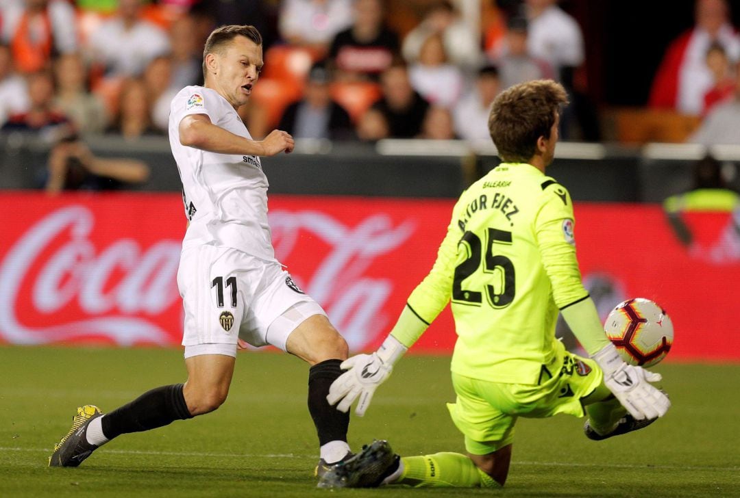 GRAF1527. VALENCIA, El jugador ruso del Valencia Denis Cheryshev (i) golpea el balón ante el guardameta del Levante Aitor Fernández (d), en el partido que disputan esta tarde correspondiente a la trigésima segunda jornada de LaLiga Santander, en el Estadio de Mestalla, en Valencia. EFE, Kai Försterling