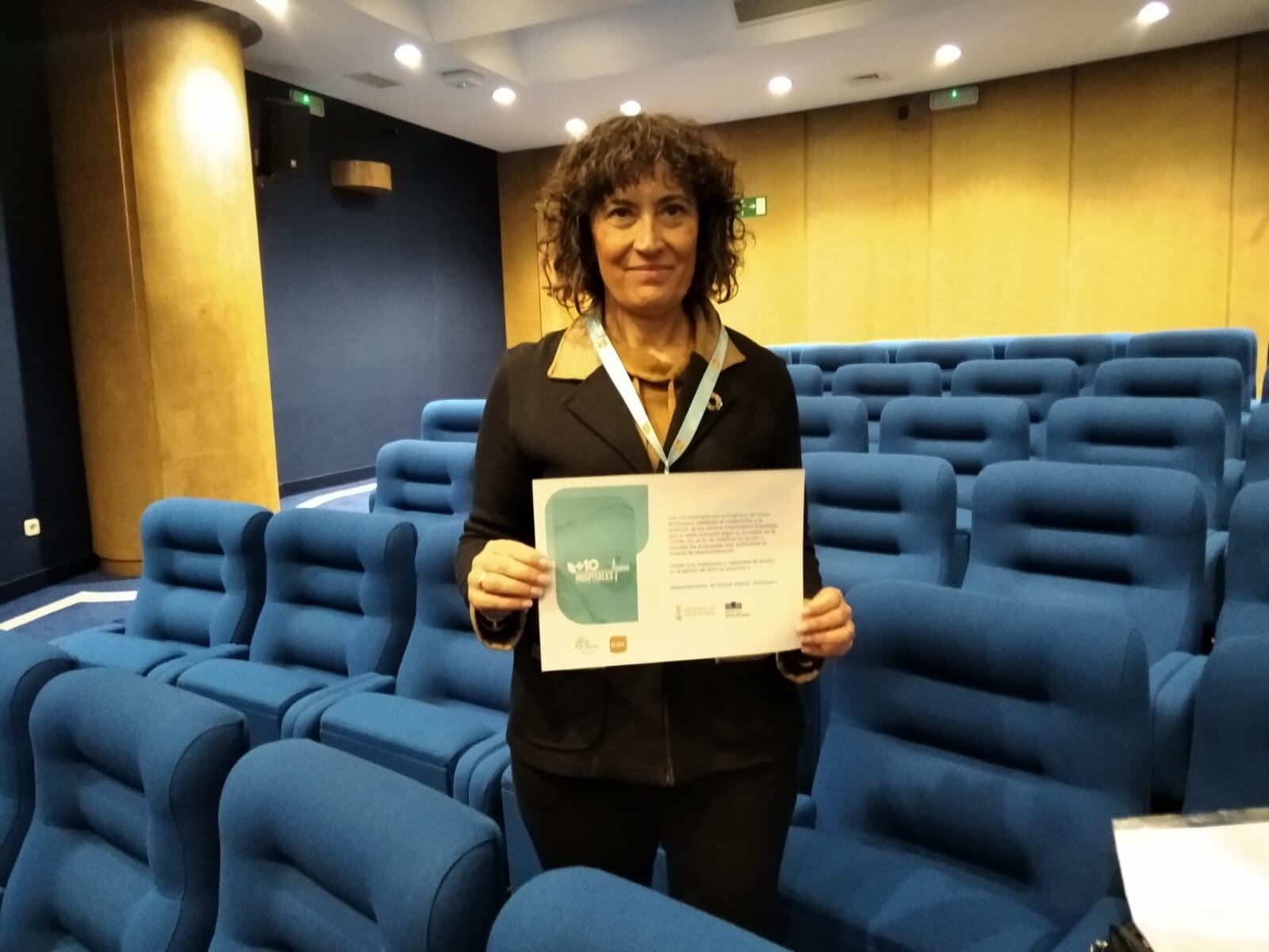 La subdirectora econòmica i directora d'innovació del departament Xàtiva Onyinyent María José Molina amb el premi
