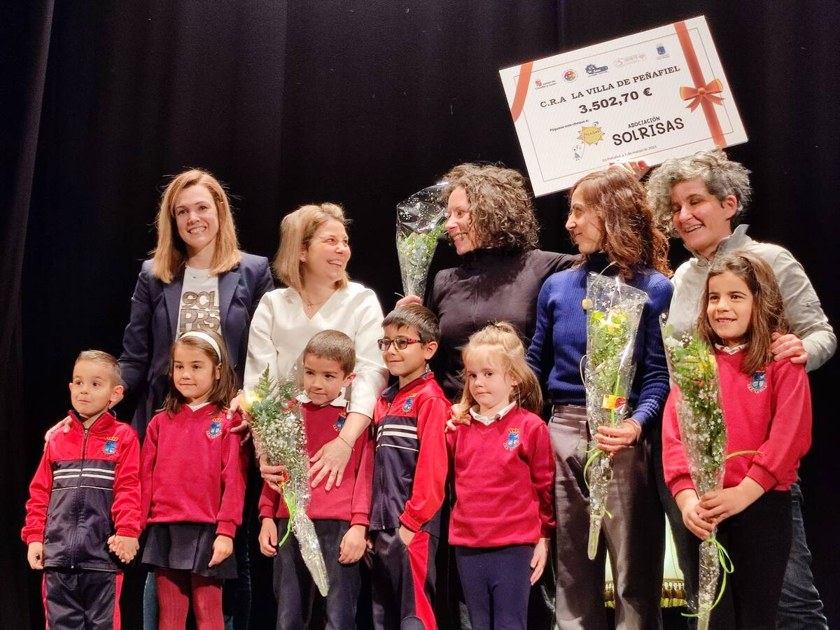 La directora del CRA La Villa de Peñafiel, Almudena Núñez, y Alicia Sanz, repasan en Hoy por Hoy Peñafiel la recaudación del mercadillo solidario