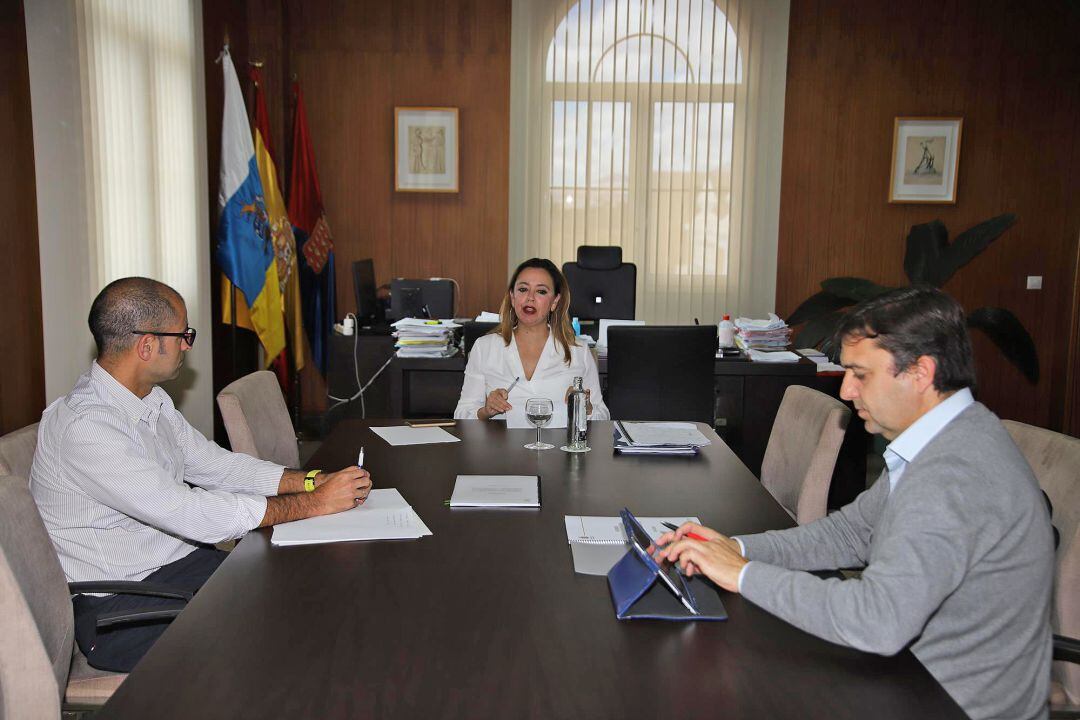 Un momento de la reunión entre la presidenta del Cabildo de Lanzarote y los representantes de la Cámara de Comercio.