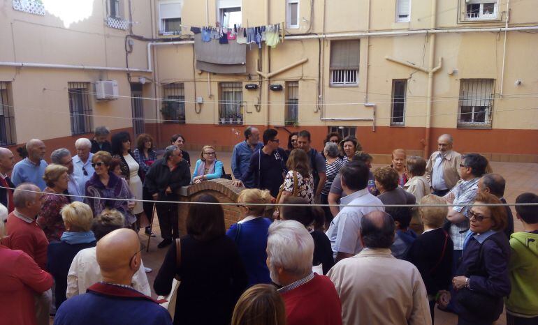 Reunión de vecinos en el patio de la colonia de Las Victorias. 