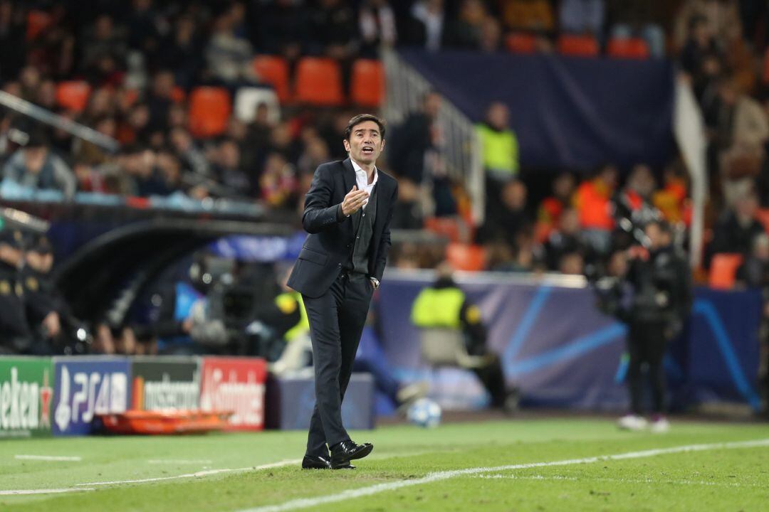 Marcelino da instrucciones durante un partido