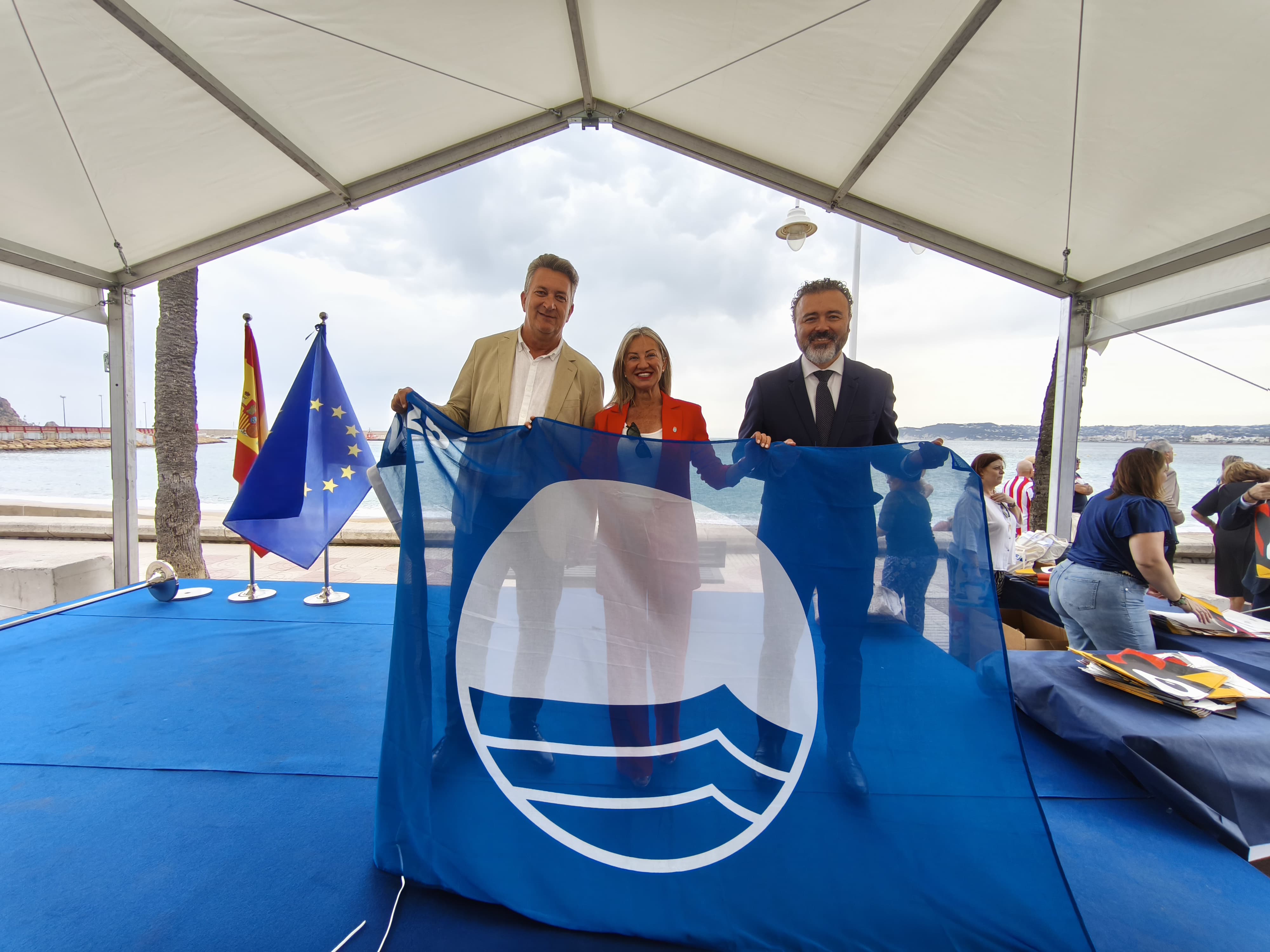 Noelia Peris, concejal de Turismo y Medio Ambiente, recoge la Bandera Azul entregada por Vicente Martínez Mus y Jose Manuel Camarero