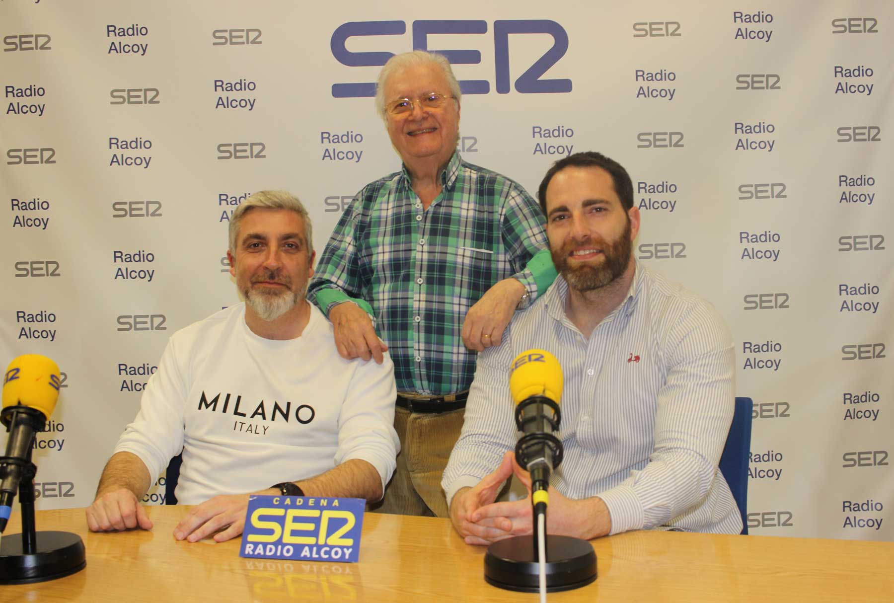 Óscar Martínez y Tono Delgado, junto a Paco Aznar, en el estudio central de Radio Alcoy