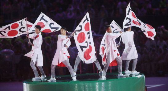 Bailarines con banderines de Tokio 2020 en la ceremonia de clausura de los Juegos de Río