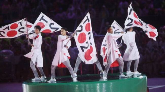 Bailarines con banderines de Tokio 2020 en la ceremonia de clausura de los Juegos de Río