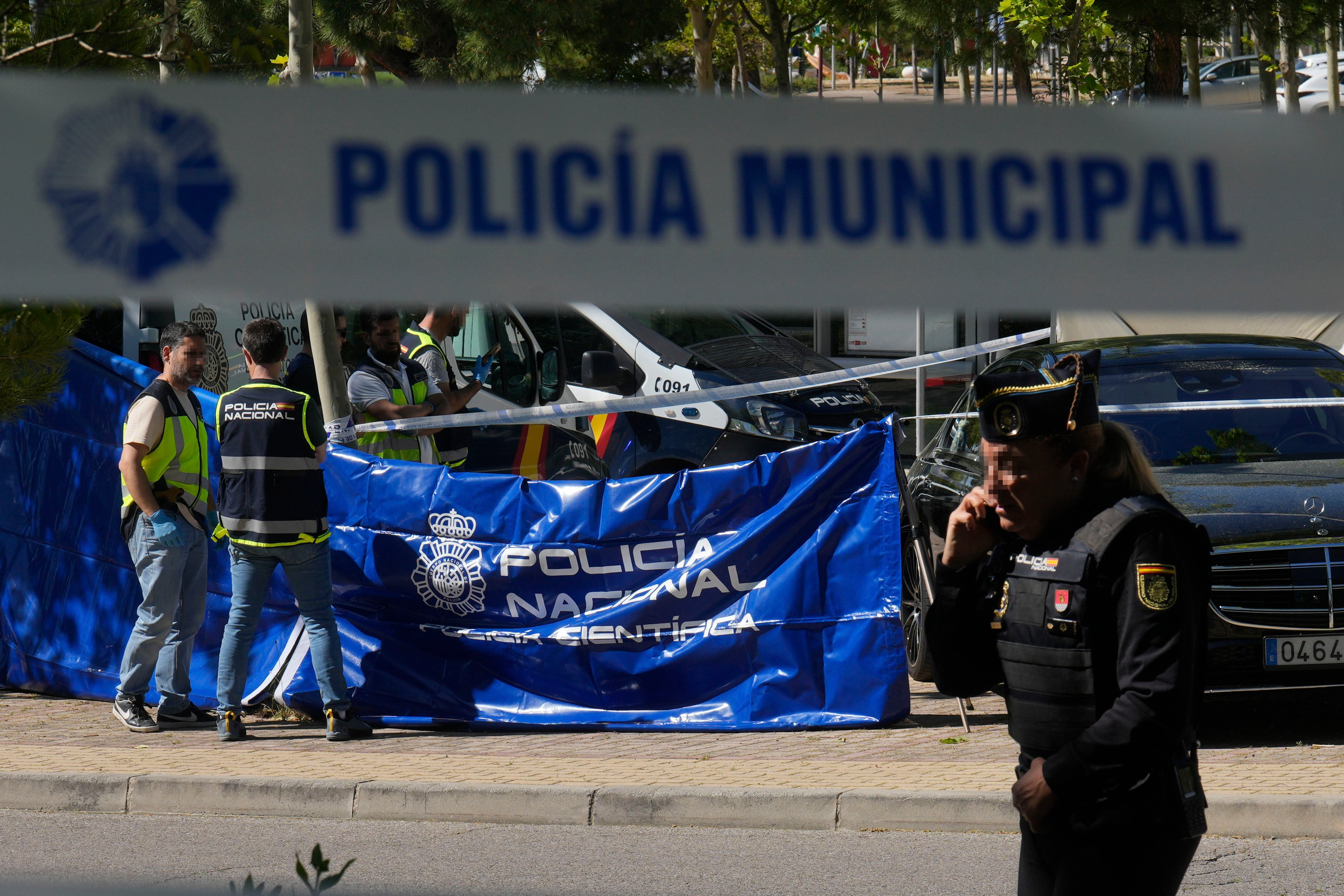La Policía Nacional trabaja en el lugar donde un hombre de 52 años ha sido asesinado este miércoles tras recibir varios disparos frente al colegio Americano de Pozuelo de Alarcón (Madrid)