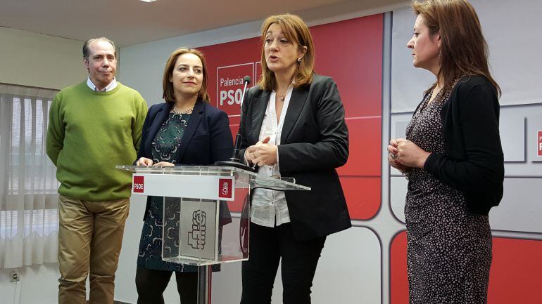 Soraya Rodríguez (frente al micrófono) en la sede del PSOE en Palencia