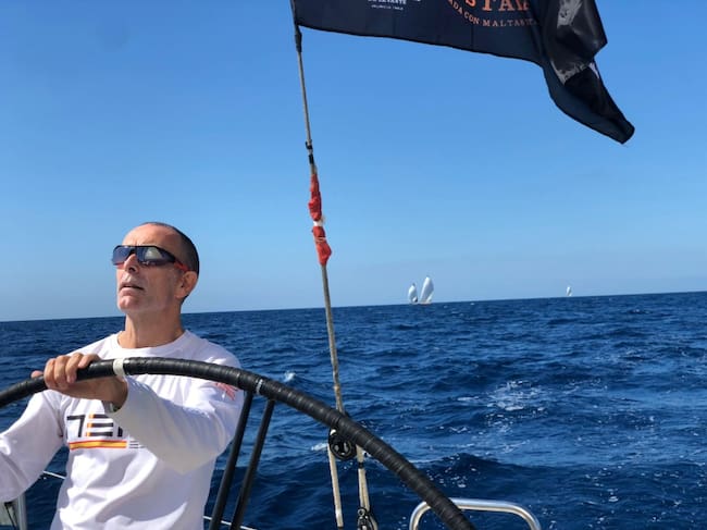 Navegando, al timón