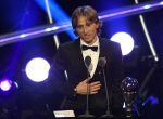 EPA8665. LONDRES (REINO UNIDO), 24/09/2018.- El jugador del Real Madrid y de la selección croata, Luka Modric, recibe el premio &#039;The Best&#039; de la FIFA a mejor jugador  durante la entrega de premios &#039;&#039;FIFA the Best 2018&#039;&#039; hoy, lunes 24 de septiembre de 2018, en Londres (Reino Unido). Luka Modric conquistó este lunes el premio &#039;The Best&#039; de la FIFA a mejor jugador por delante del portugués Cristiano Ronaldo. El croata se impuso en la votación a Cristiano y al egipcio Mohamed Salah y levantó el trofeo por primera vez, rompiendo la hegemonía del astro luso, que se había llevado este premio las dos veces que se había entregado hasta ahora desde su creación en 2016. EFE/Neil Hall