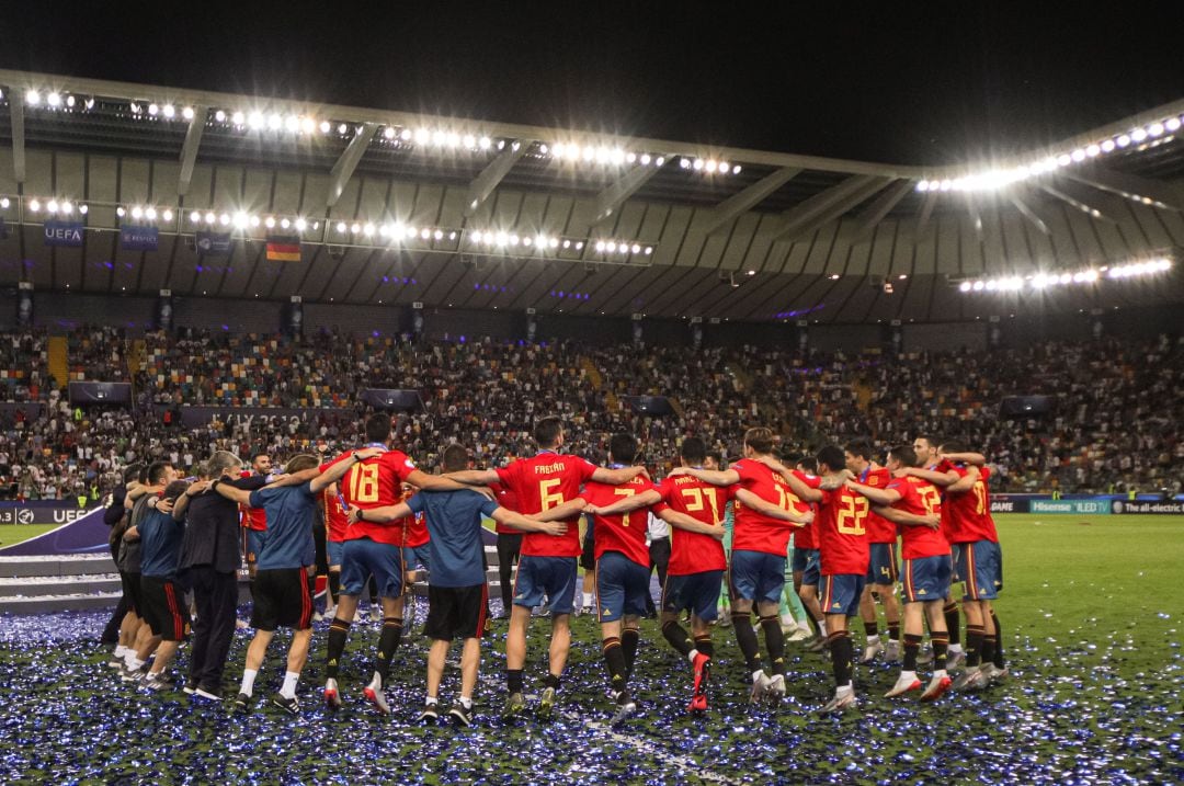 La sub-21 celebra el título de campeones de Europa