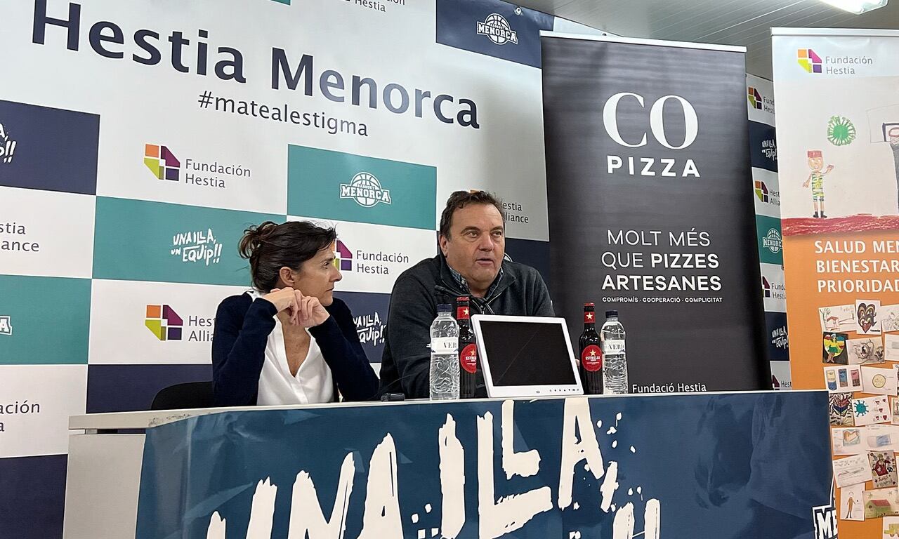 Lola Maiques de la Fundació Hestia i el president del Bàsquet Menorca, Oriol Segura, van anunciar la pròrroga de l&#039;acord de patrocini per a la propera temporada.
