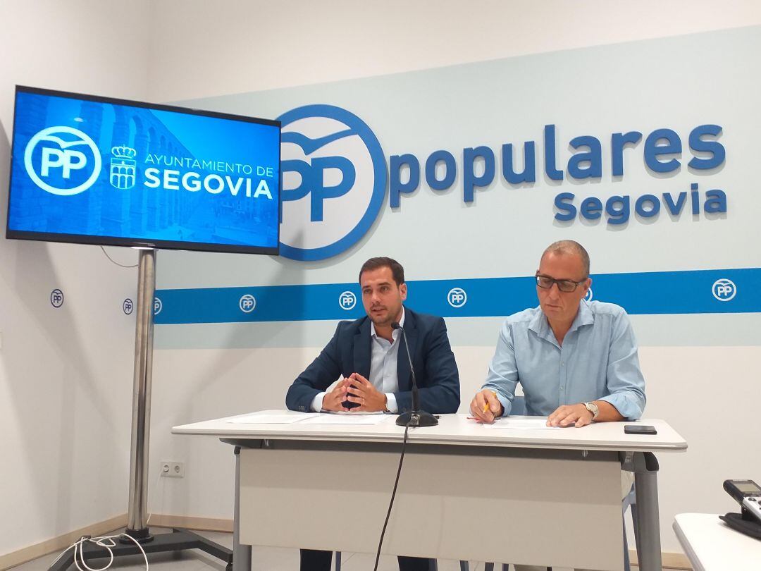 El portavoz Pablo Pérez y el concejal popular José Luis Huertas, exponen distintos asuntos sobre el periodo medio de pago del Ayuntamiento de Segovia