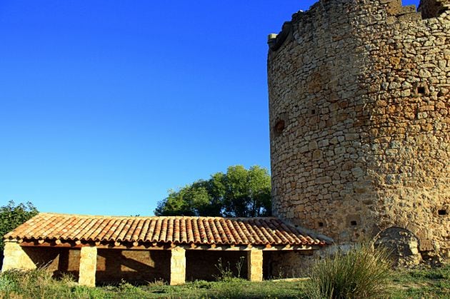 Lavadero y castillo de Cardenete.