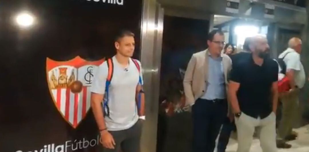 Chicharito, a su llegada a Sevilla