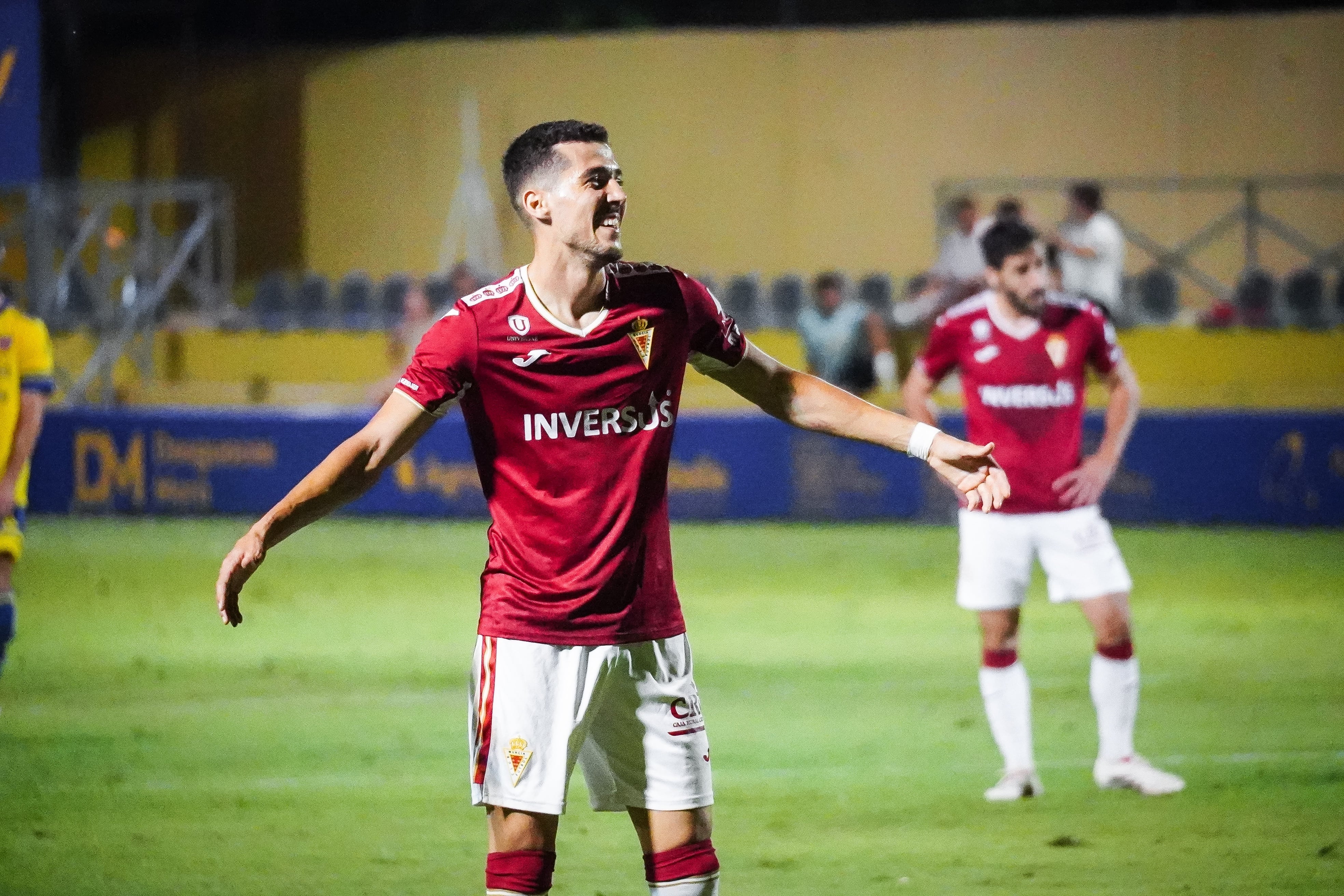 Agim Zeka, jugador del Real Murcia, en su debut de pretemporada con el conjunto pimentonero en el estadio Los Arcos de Orihuela.