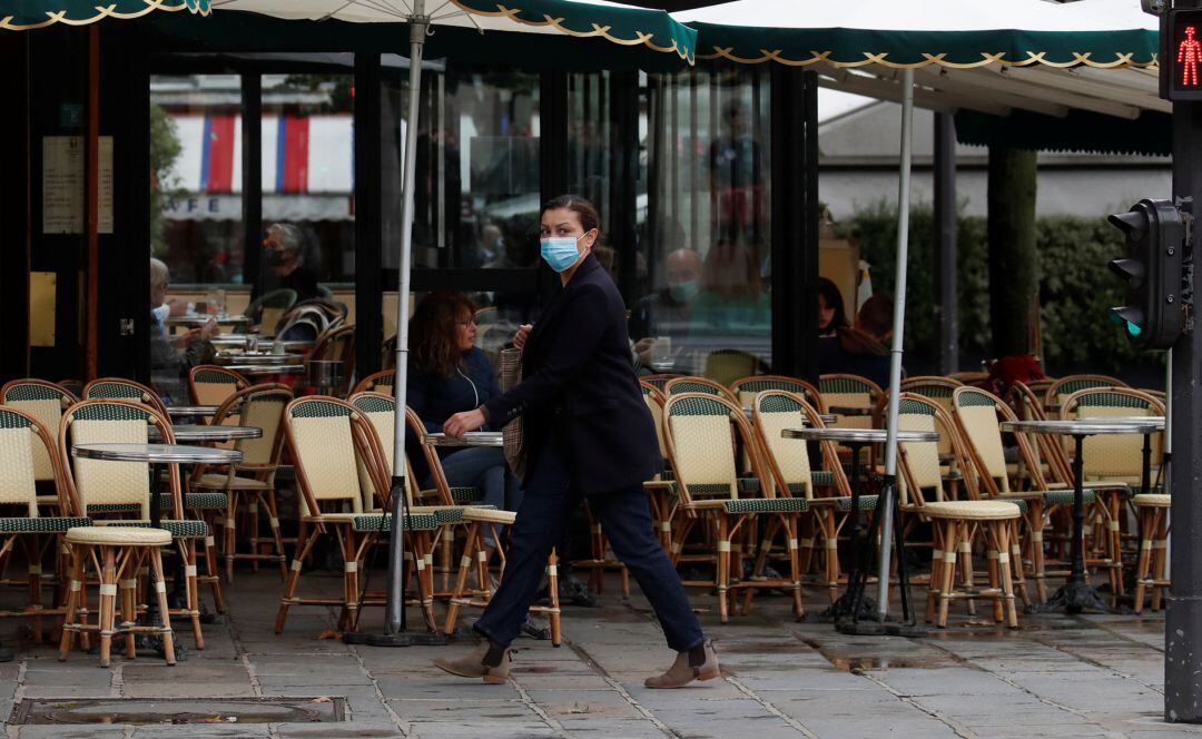 Persona con mascarilla por la calle