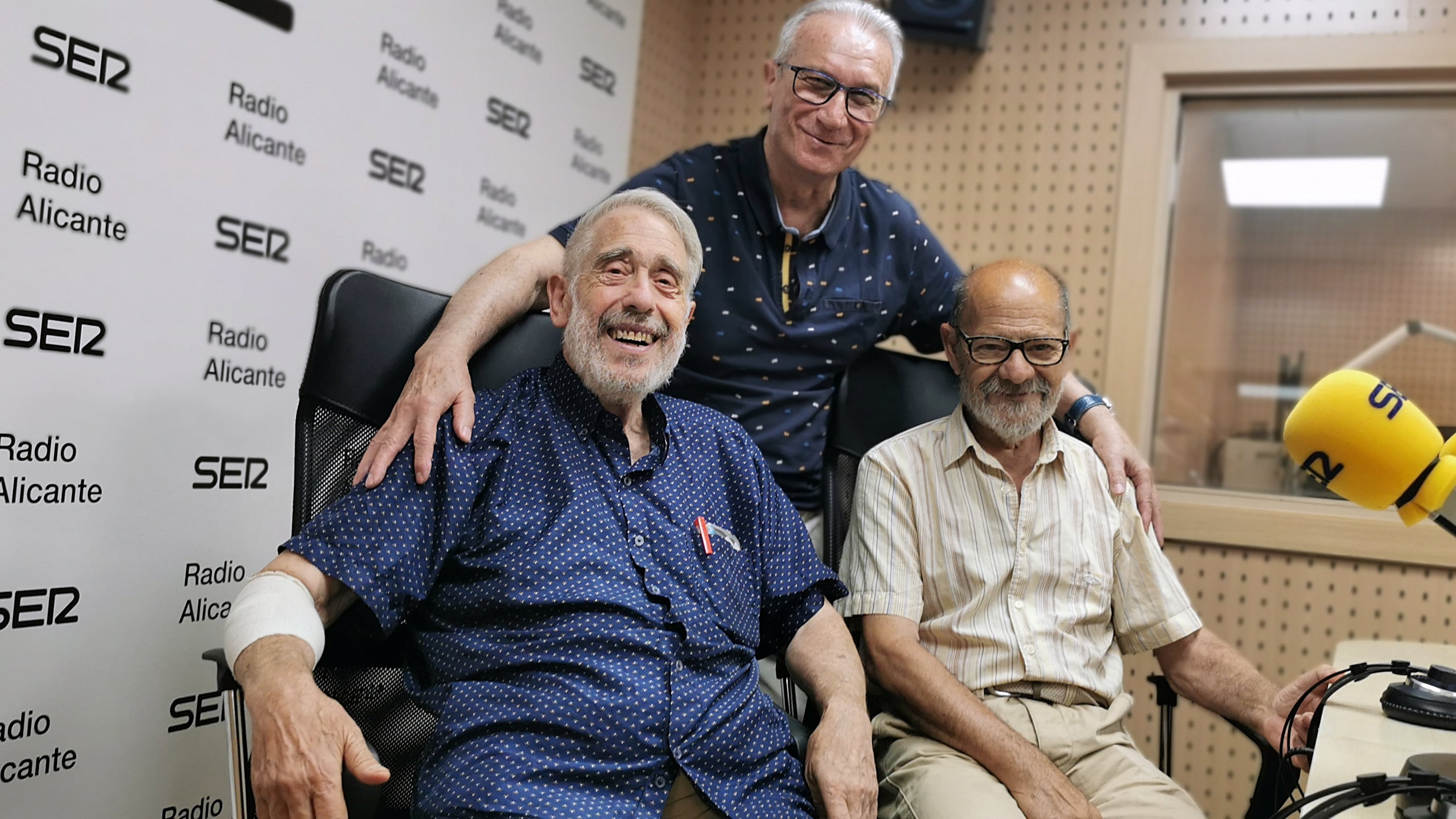 Juan Francisco Olmos y Antonio Félix Cremades, primer matrimonio igualitario de la ciudad de Alicante, junto a Juan Zaragoza, concejal que ofició la ceremonia