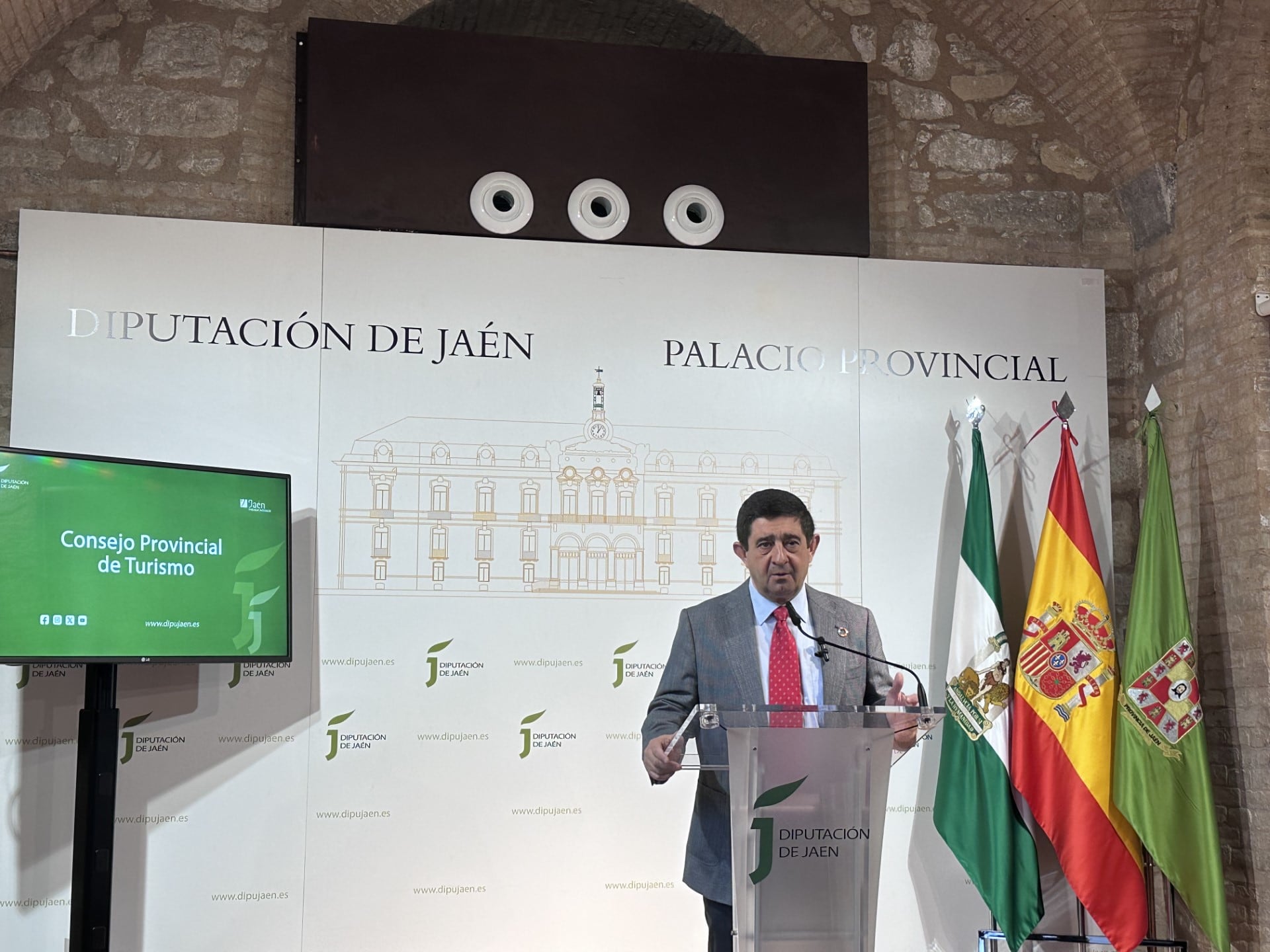 El presidente de la Diputación Provincial de Jaén, Francisco Reyes, comparece ante los medios tras la reunión del Consejo Provincial de Turismo.