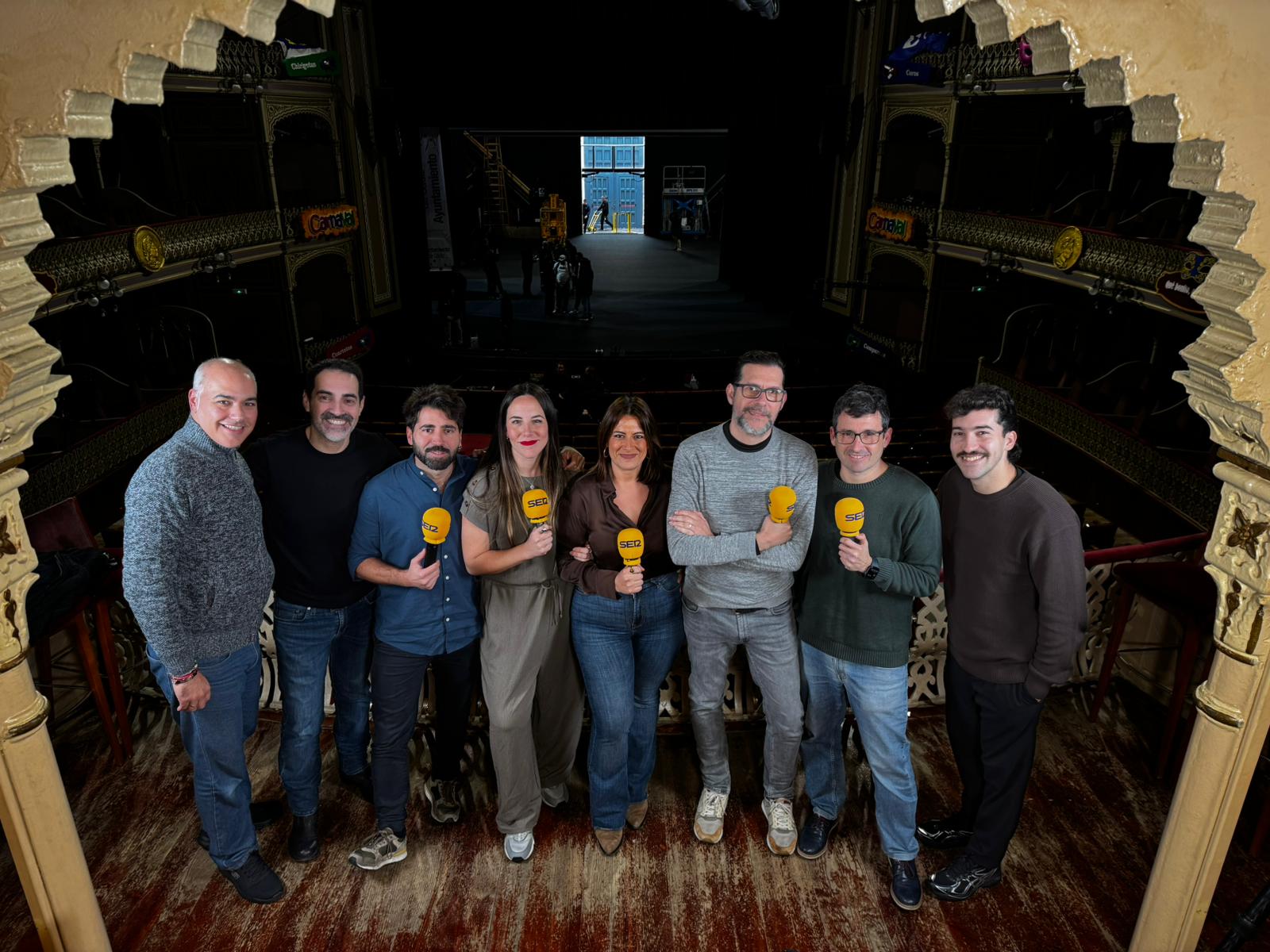 El equipo de SERxCuatro desde el palco principal del Gran Teatro Falla.