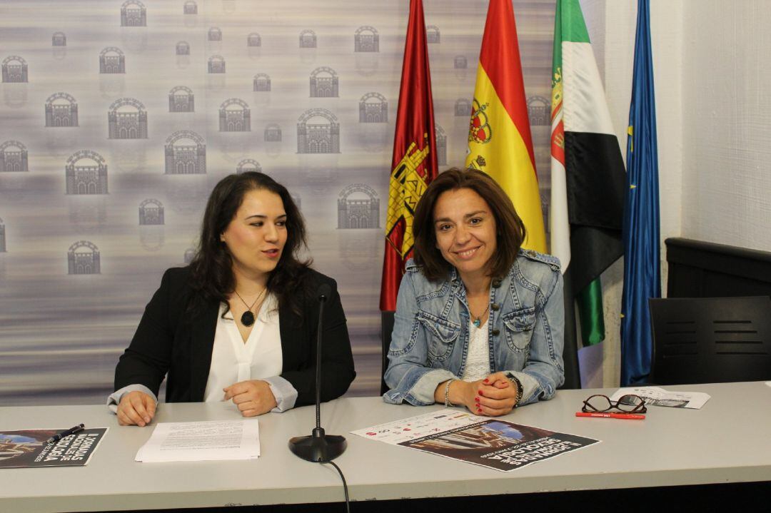 La directora del Instituto Clínico Extremeño de Sexología, Ana Yáñez, y la delegada municipal Silvia Fernández en la presentación de las II Jornadas Nacionales de Sexología 
 