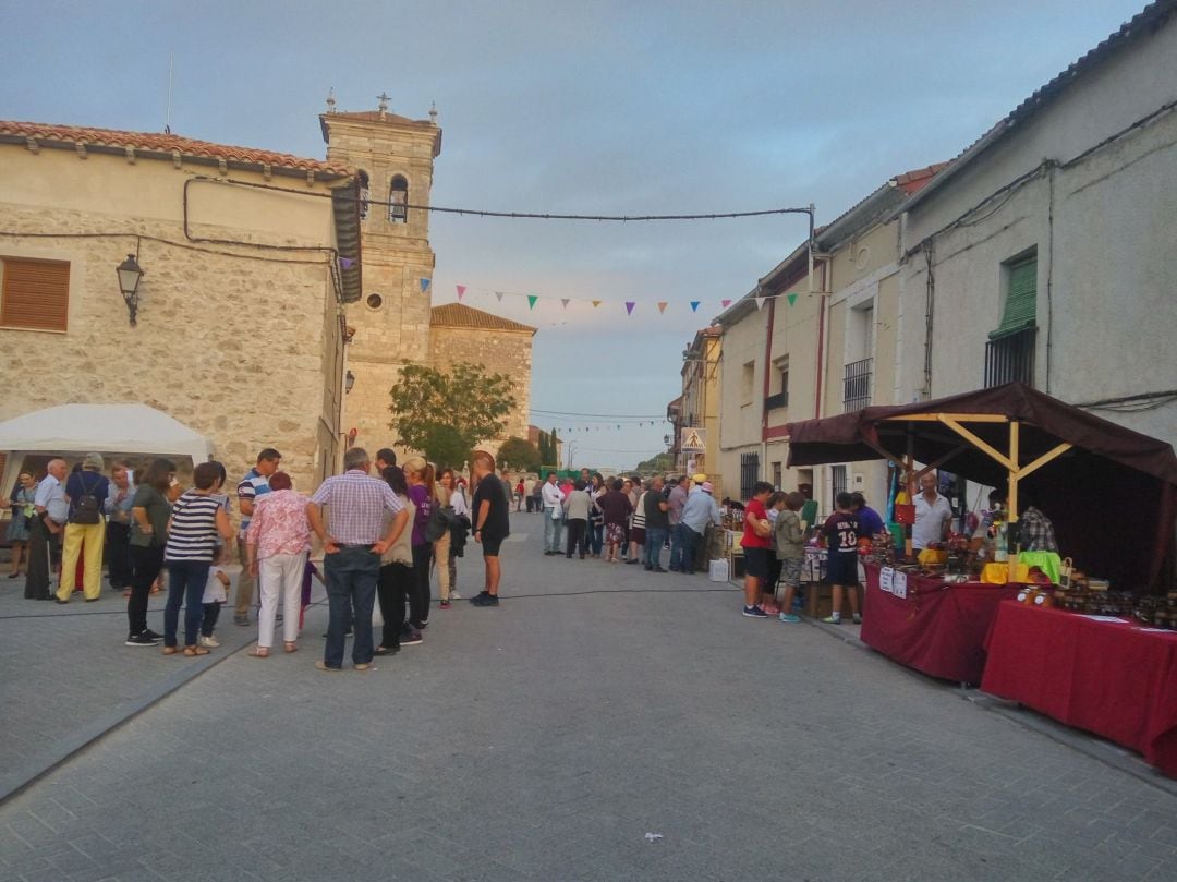 Vecinos disfrutando del ambiente del mercado