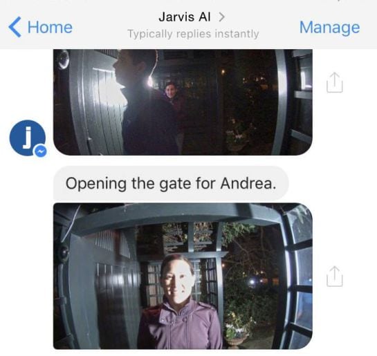 Jarvis abriendo la puerta de la casa.