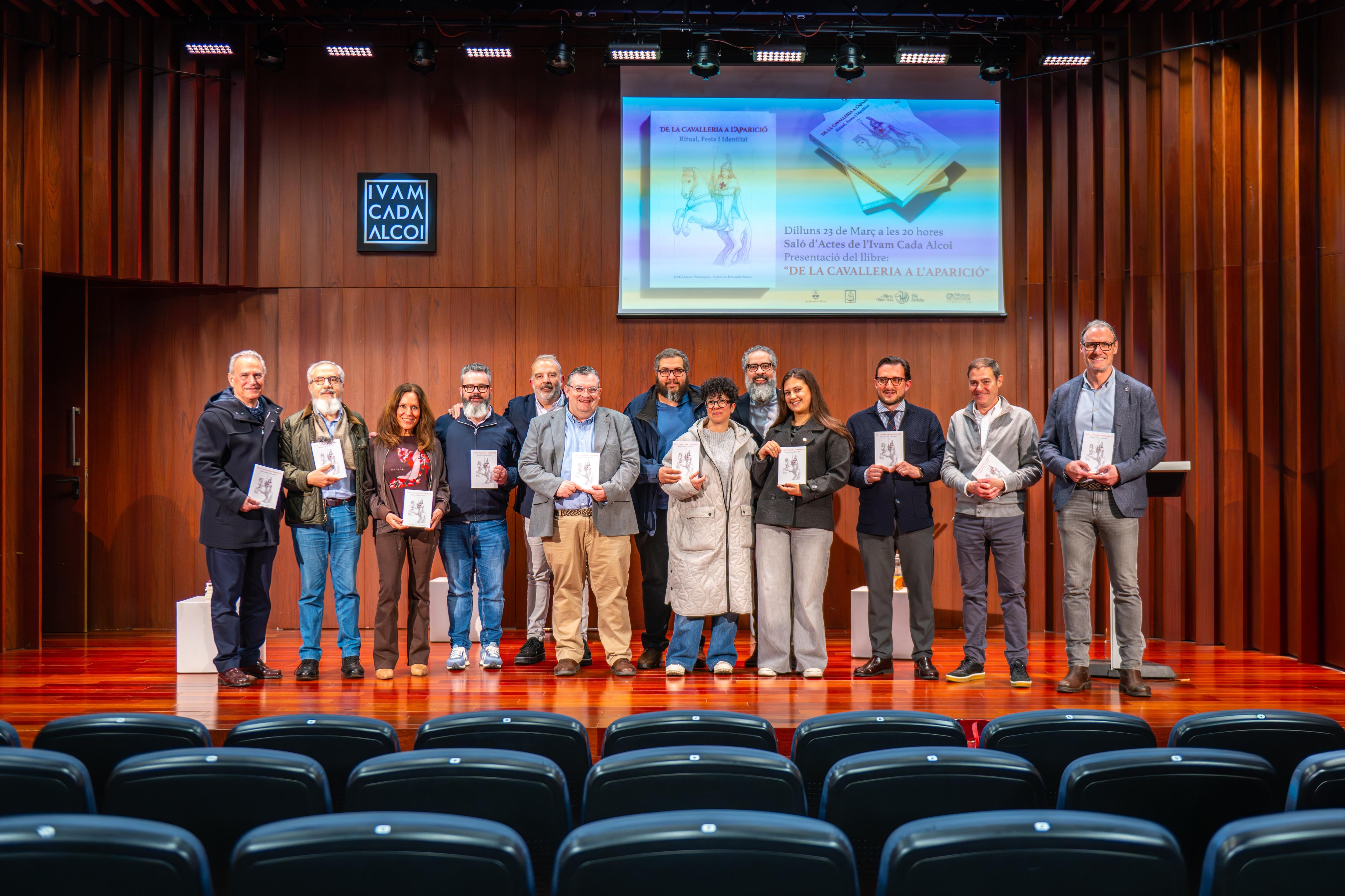Alguns dels participants en aquesta presentació amb un exemplar del llibre