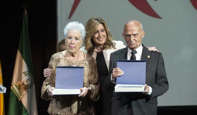 La presidenta de la Junta de Andalucía, Susana Díaz, junto a María del Carmen Sánchez de la Casa de Andalucía en Valdemoro y Pablo Barragán de la Casa de Córdoba en Madrid