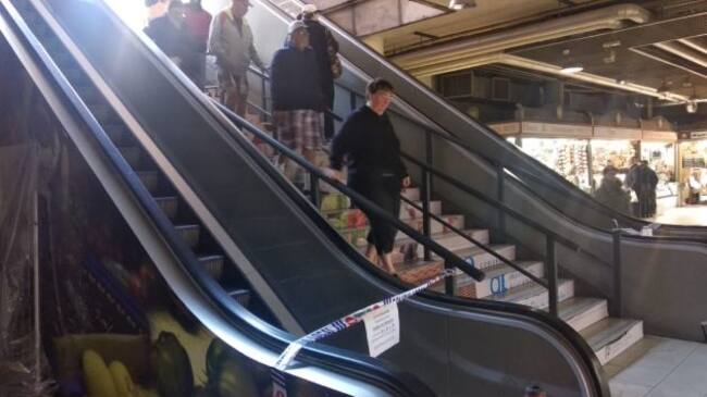 Los clientes tienen que subir o bajar por las escaleras normales porque las mecánicas y los ascensores están cerrados