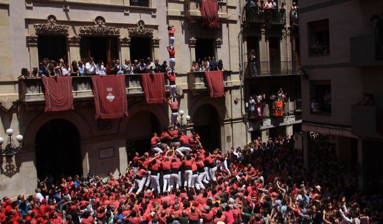La Colla Vella coronant el 4 de 9 amb folre i el pilar durant la primera ronda.