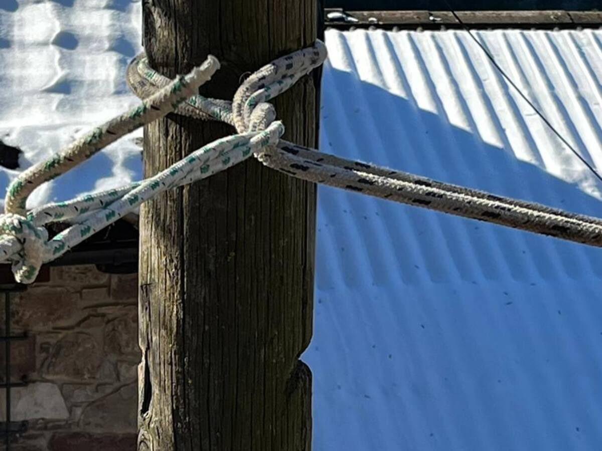 Vecinos de Urmella denuncian el estado precario de un poste de luz desde hace un año