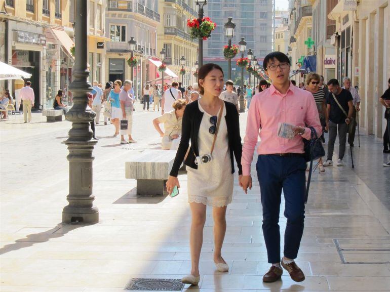 Turistas japoneses recorren calle Larios en Málaga