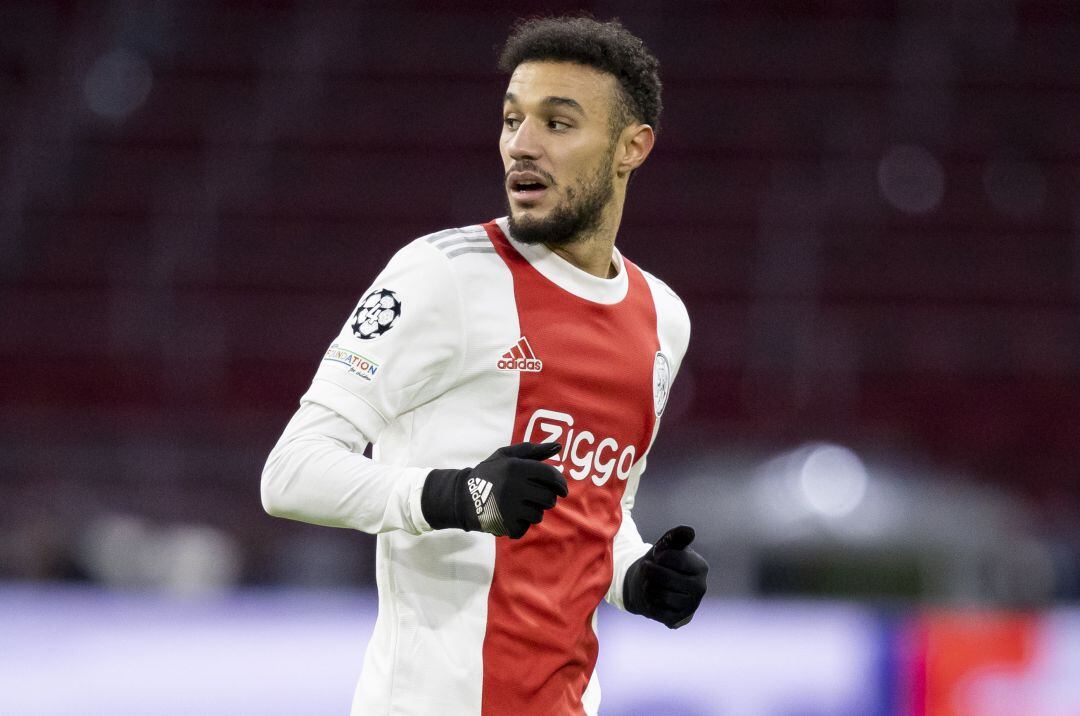 Mazraoui, durante un partido con el Ajax de Ámsterdam