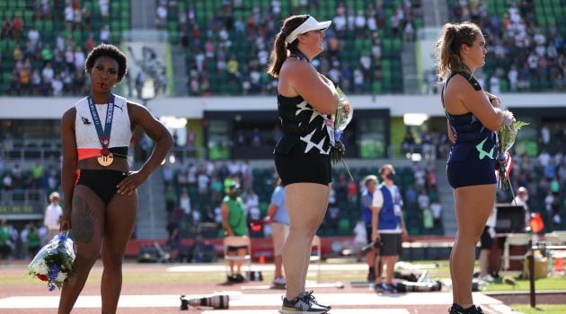 Gwen Berry le da la espalda a la bandera americana durante una entrega de medallas