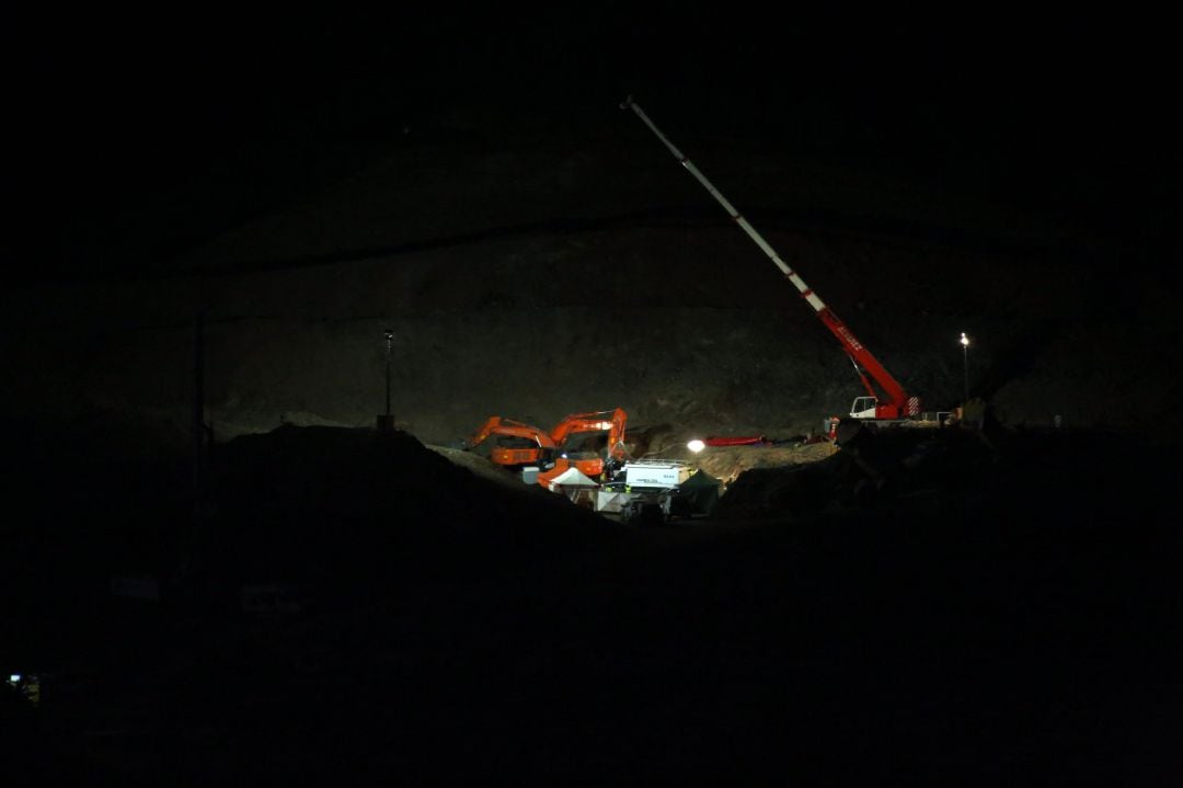 Efectivos de la Brigada de Salvamento Minero han reanudado los trabajos en la galería horizontal que se excava para intentar encontrar a Julen.