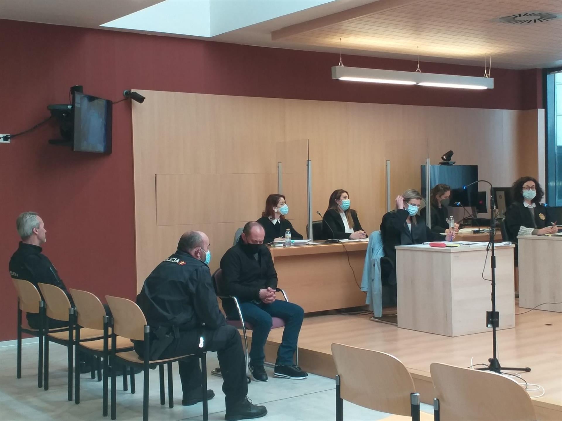 El acusado del asesinato de la gijonesa Lorena Dacuña, su ex pareja, en el juicio.